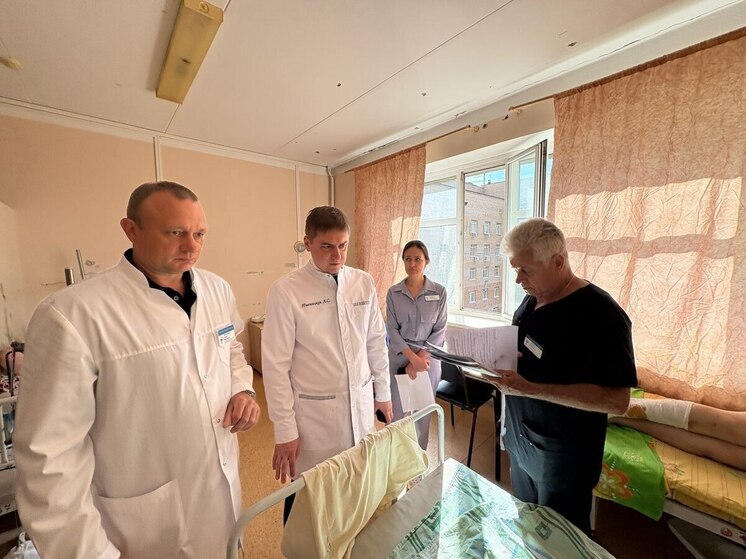 Глава минздрава Пшенников навестил пострадавших при ЧП на заводе в Лесном