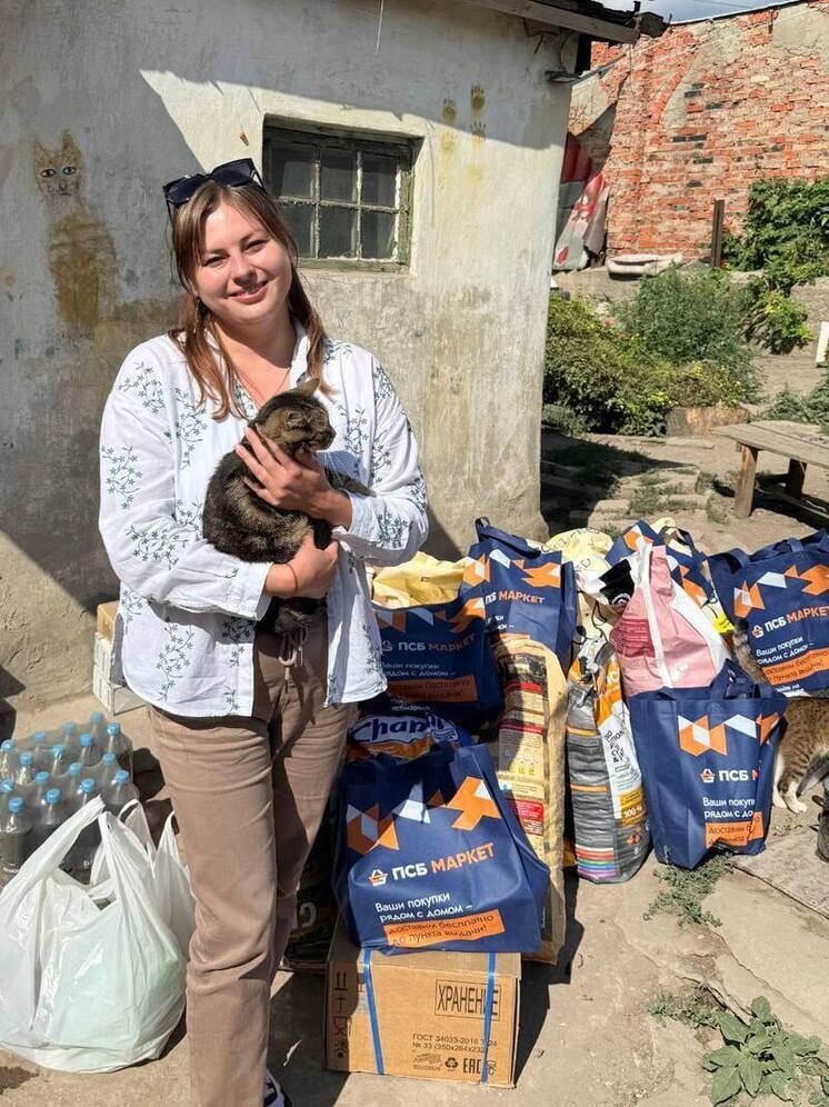 Акция "Протяни руку лапам", приуроченная ко Всемирному дню бездомных животных, прошла в ЛНР