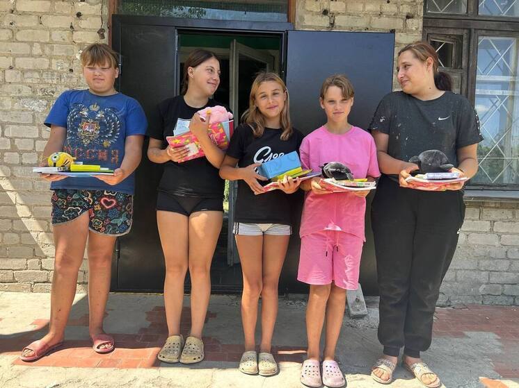 Жители Губкинского передали подарки школьникам из Волновахского округа