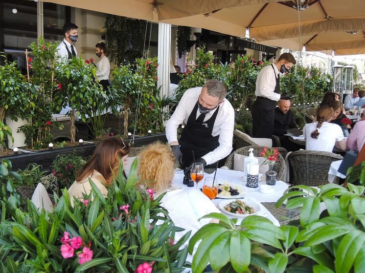 Имам в Ингушетии раскритиковал мужчин-официантов за обслуживание женщин