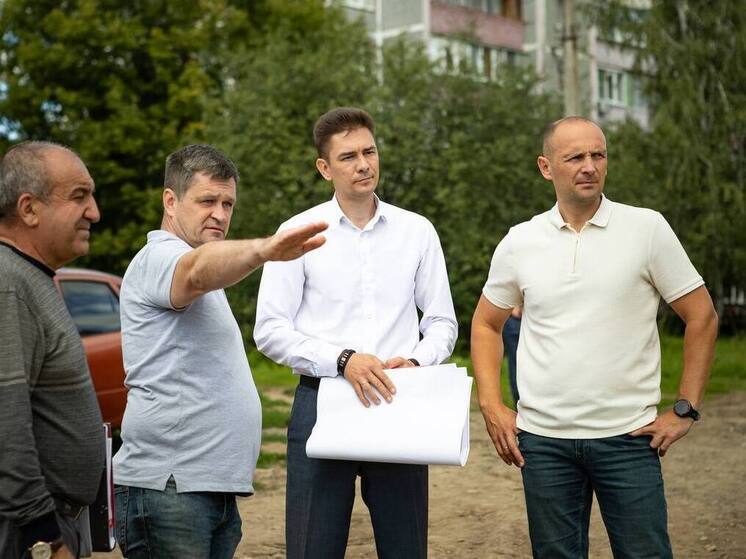 Глава Курска проверил ход строительных работ в городе