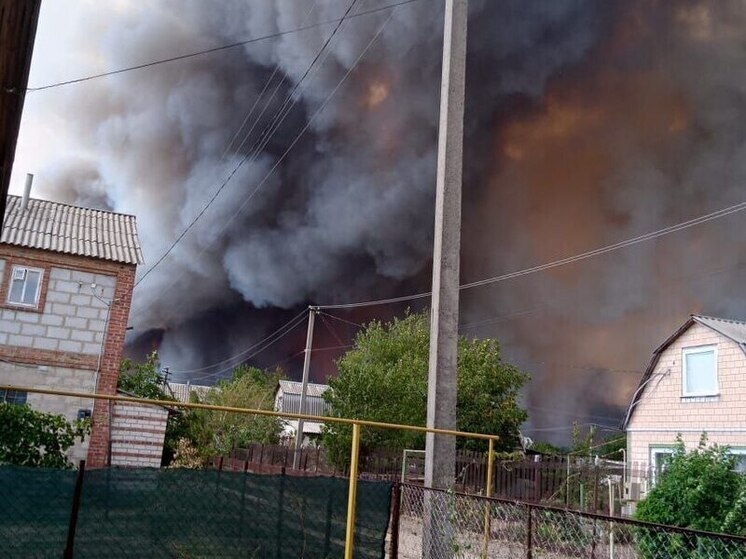 Эвакуация жителей началась из охваченного огнем поселка Ольховские дачи в ЛНР