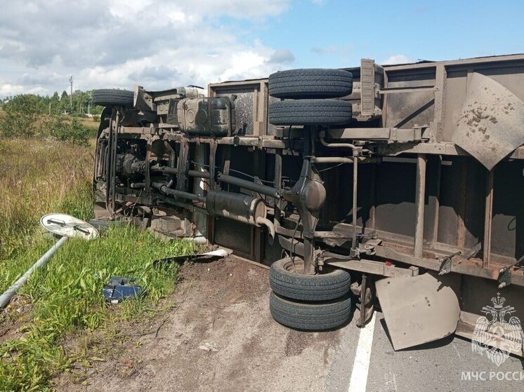 Грузовой автомобиль завалился на фурмановской трассе