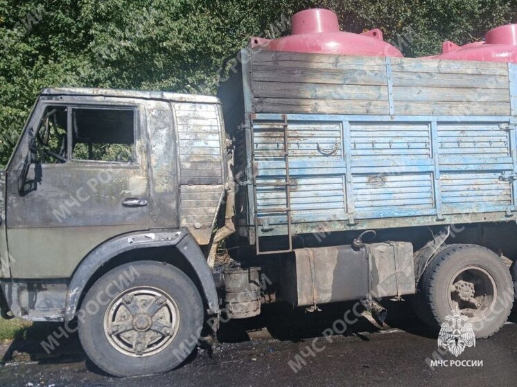 Брянские спасатели потушили горящий грузовик