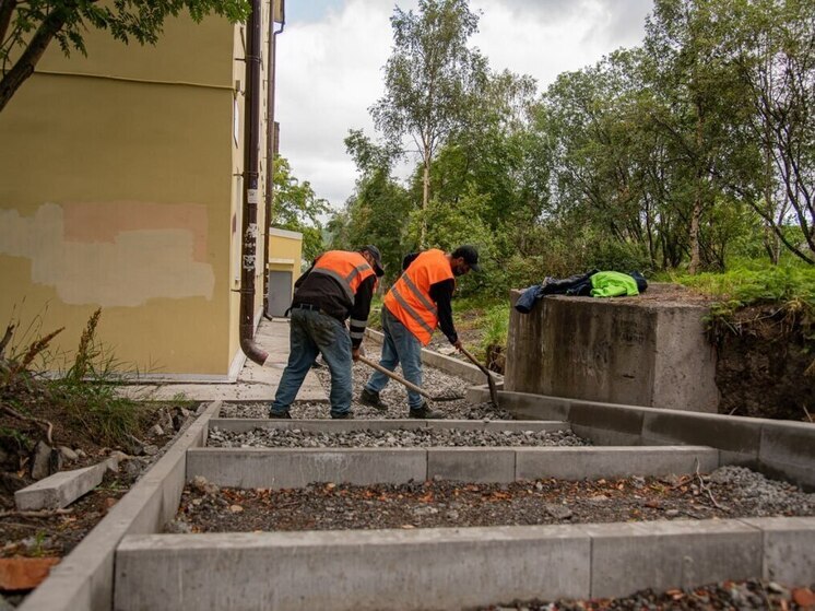 В Мурманске ремонтируют дорогу и тротуары на улице Свердлова
