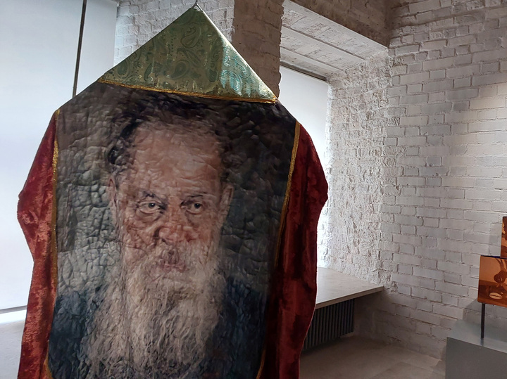 Портрет писателя Павла Бажова на ритуальной одежде от Ирины Кориной
