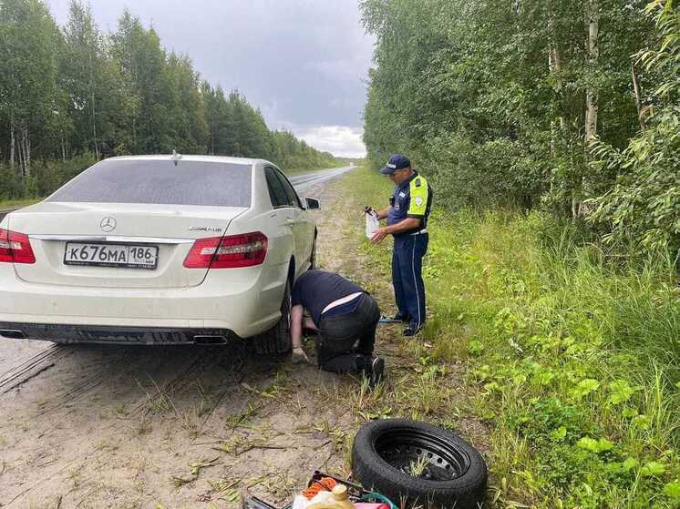 Сотрудники ГИБДД помогли водителю с пробитым колесом в Урае