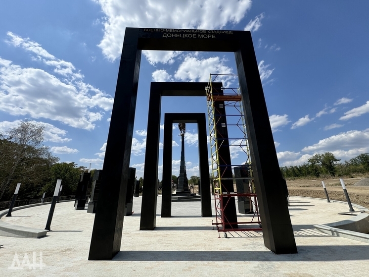 Стела весом более тонны появилась на мемориале кладбища Донецкое море