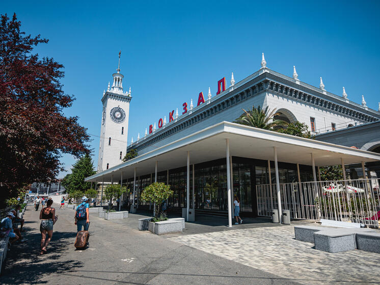 Подозрительный хромой псевдорежиссер приглашает потенциальных актеров к себе домой
