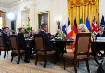 После парной встречи Зеленский и Дональд Трамп отправились для участия в “семейном фото” с европейскими лидерами, прибывшими в Вашингтон поддержать своего киевского протеже