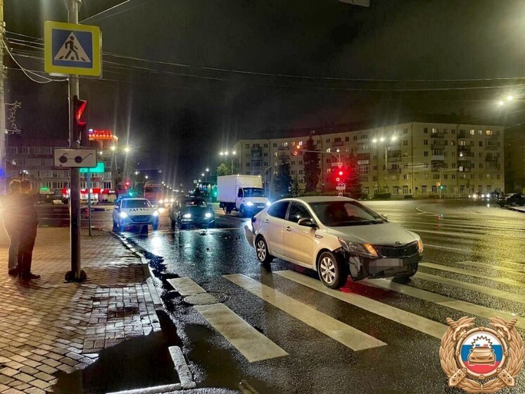 Женщина за рулем "ВАЗ" пыталась затормозить, но врезалась в "Киа" в Твери