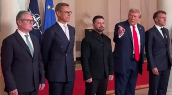 "Посмотрите направо": фотосессия в Белом доме прошла под портретом Трампа