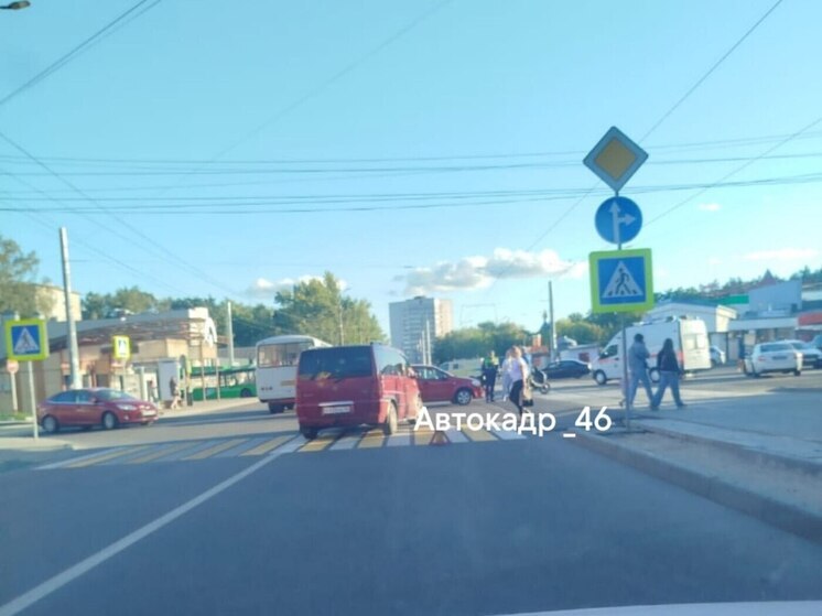 В Курске байкер на мопеде попал в ДТП на площади Комарова