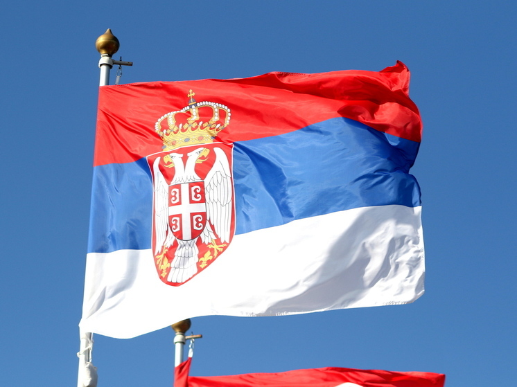 Телеканал N1: в Белграде демонстранты забросали камнями офис Сербской прогрессивной партии