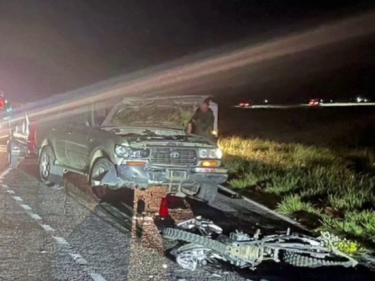 В Хакасии мотоцикл с двумя пассажирами врезался во внедорожник – погиб школьник