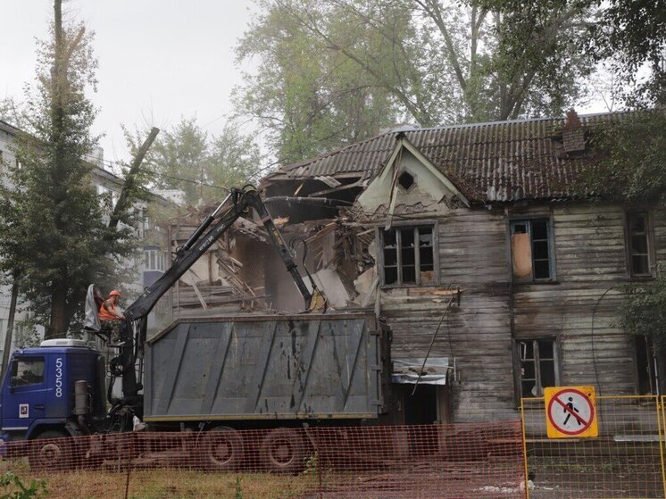 В Самаре начали снос заброшенного дома на улице Артёмовской