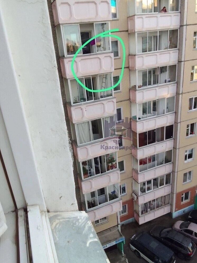 В Красноярске женщина погибла при попытке спуститься с седьмого этажа по кабелю