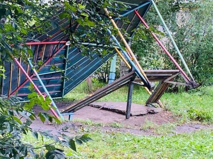 В Златоусте на детской площадке рухнула крытая беседка
