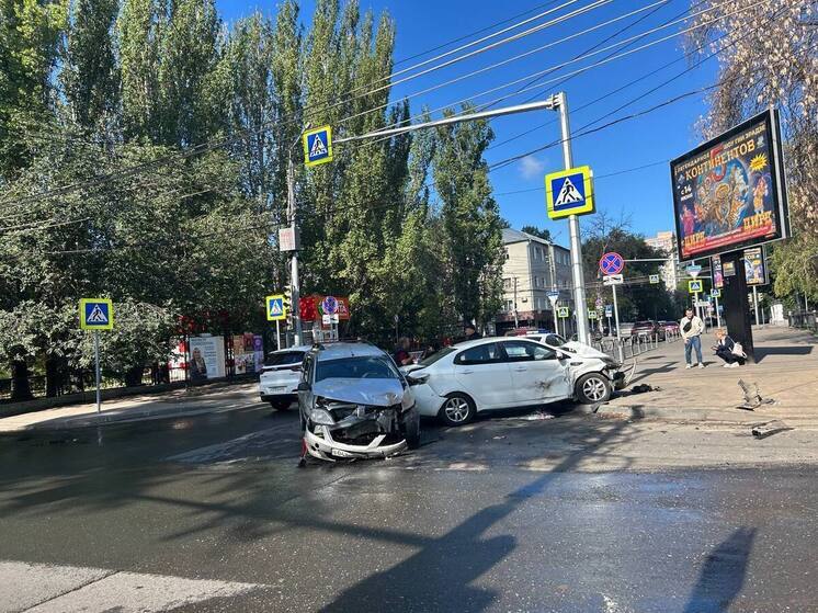 «Лада» врезалась в столб: пенсионеры в больнице после жёсткого столкновения