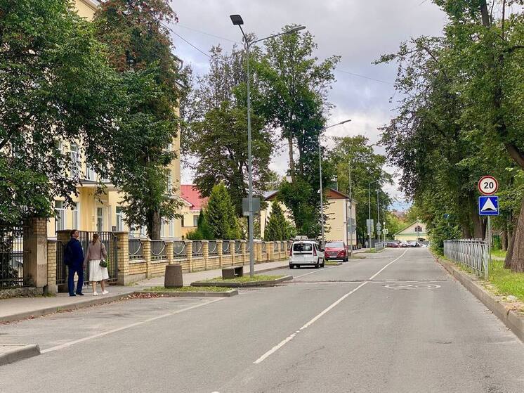 Одностороннее движение ввели на участке возле школы №2 на улице Свердлова в Пскове