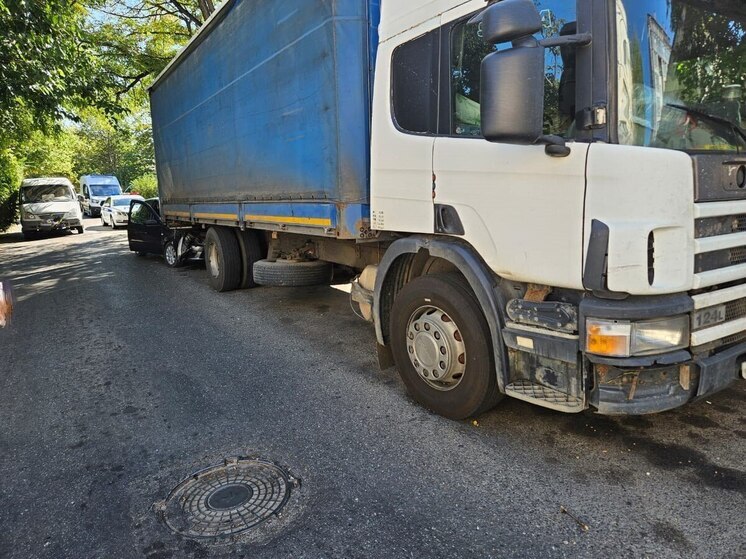 В Ставрополе молодой водитель не справился с управлением и влетел под грузовик