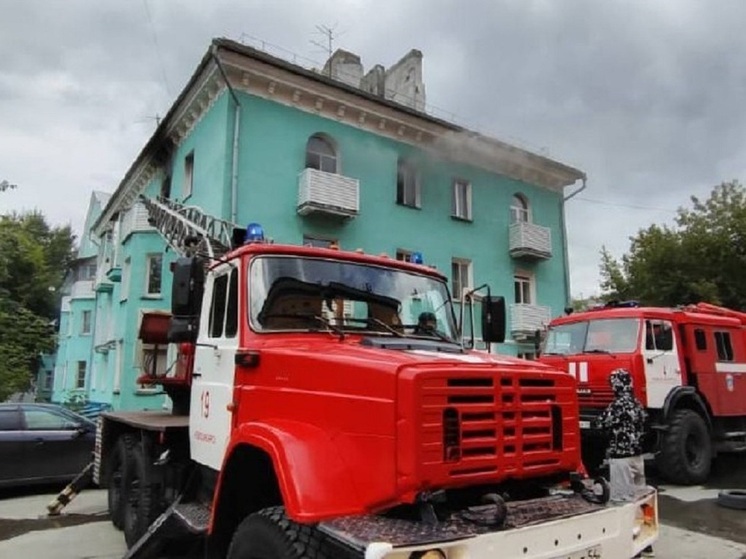Двух человек спасли сотрудники МЧС при пожаре в Новосибирске