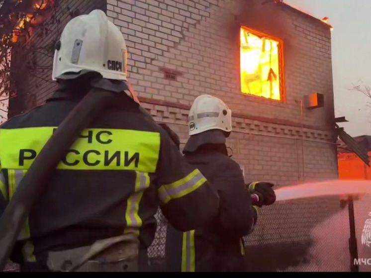 В Станично-Луганском районе сотрудники МЧС России непрерывно тушат природный пожар