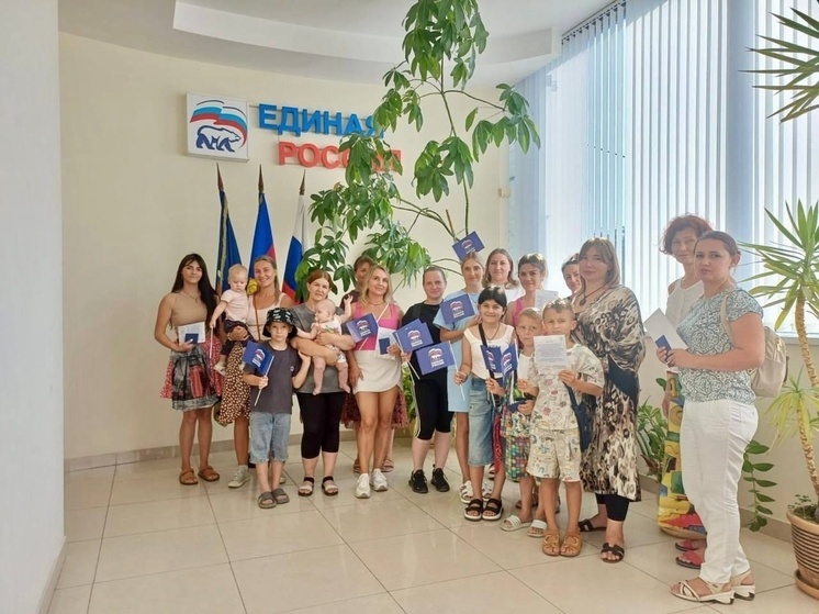 100 юных сочинцев получили подарки к школе от депутата Бориса Юнанова