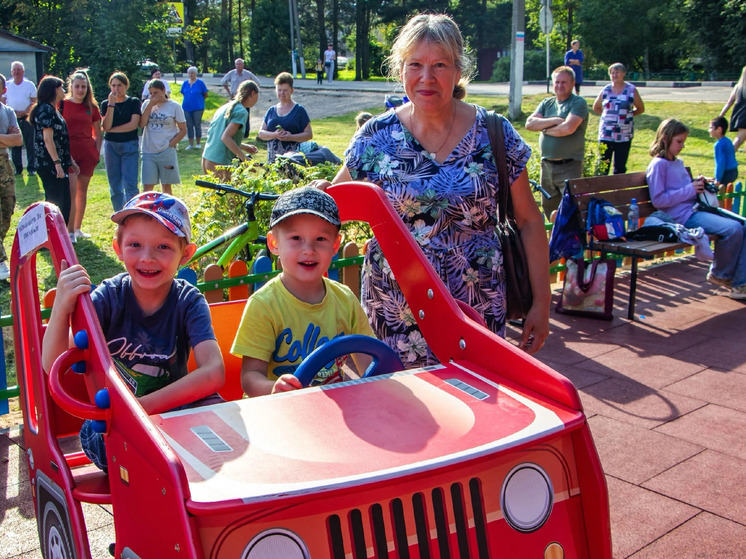 В Смоленской области открыли благоустроенный сквер и новую детскую площадку