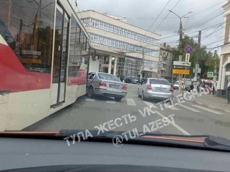 В Туле движение трамваев на Советской приостановлено из-за ДТП с BMW