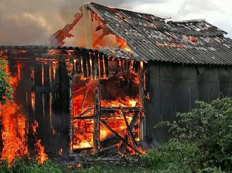 Пожар в селе Богородицкое уничтожил постройки и жилой дом