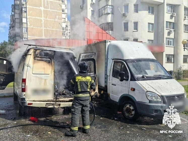 В Белгороде горел грузопассажирский автомобиль