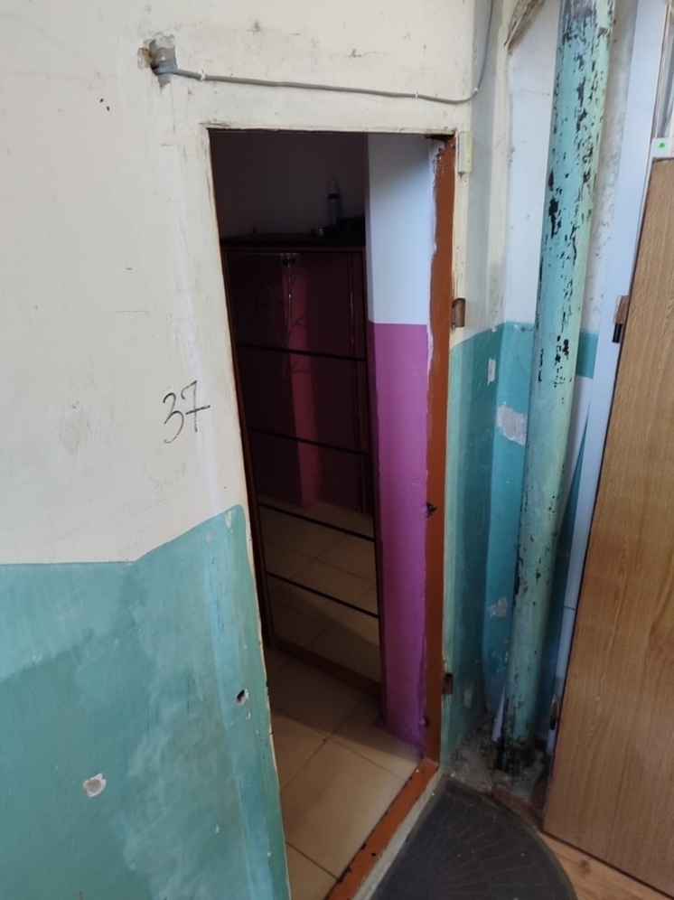 Житель многоэтажки в Махачкале превратил лифтовую площадку в личную кладовую