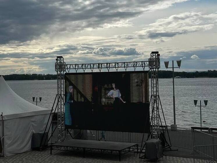 На набережной Самары продолжаются показы бесплатного кинотеатра «Филин»