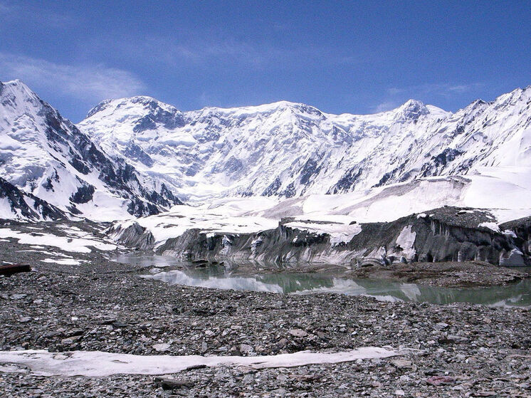 Российская альпинистка с переломом ноги неделю ждет эвакуации на высоте 7000 м