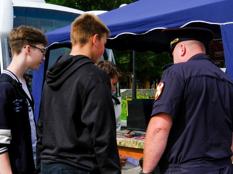 Мобильный агитационный пункт Росгвардии проинформировал жителей Марий Эл о службе в войсках правопорядка