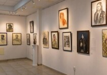 На ней представлены портреты и скульптуры участников СВО, созданные студентами и выпускниками ведущих художественных вузов России