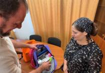 В Бердянске накануне начала учебного года многодетной семье передали школьные ранцы с комплектами канцелярских принадлежностей