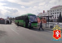 В столице Урала днем 19 августа возле дома № 64 на улице Челюскинцев произошла авария с участием пассажирского автобуса маршрута Первоуральск – Екатеринбург