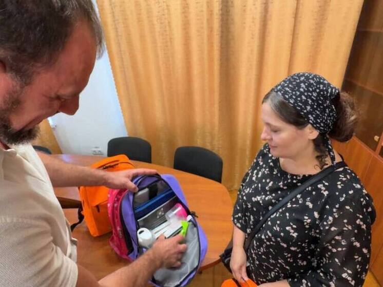 В Бердянске накануне начала учебного года многодетной семье передали школьные ранцы с комплектами канцелярских принадлежностей
