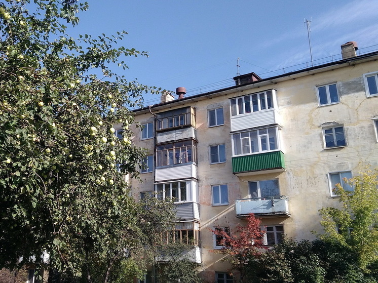 На улице Эшпая в Йошкар-Оле маленький ребенок упал с четвертого этажа