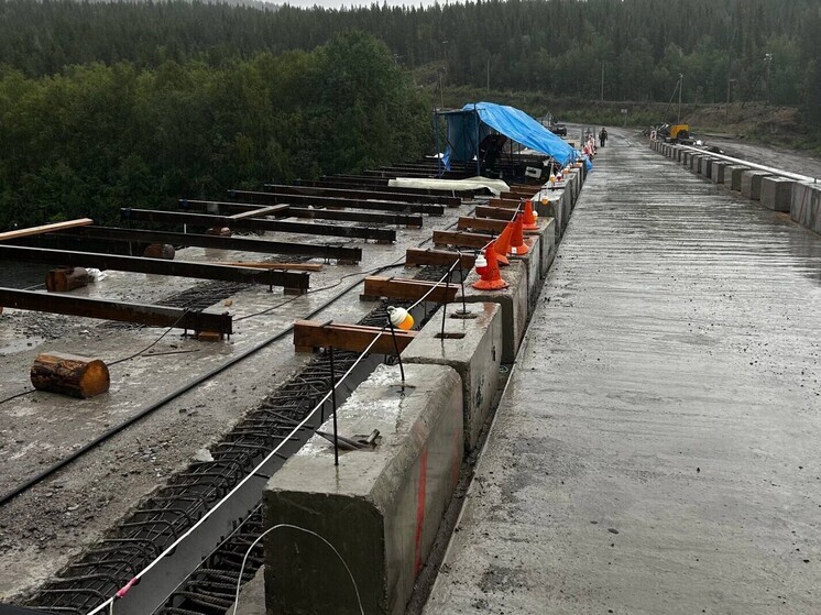 На мосту через Колу уже выполнили более половины запланированных работ