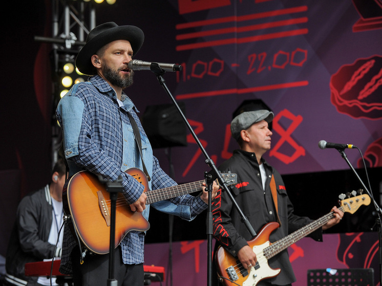 The band Uma2rman celebrates their 20th anniversary with a star-studded tribute album.