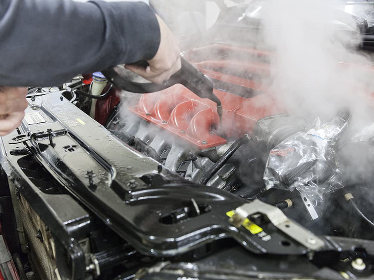 Если движок зарос грязью и нуждается в комплексной уборке, то делать это нужно аккуратно