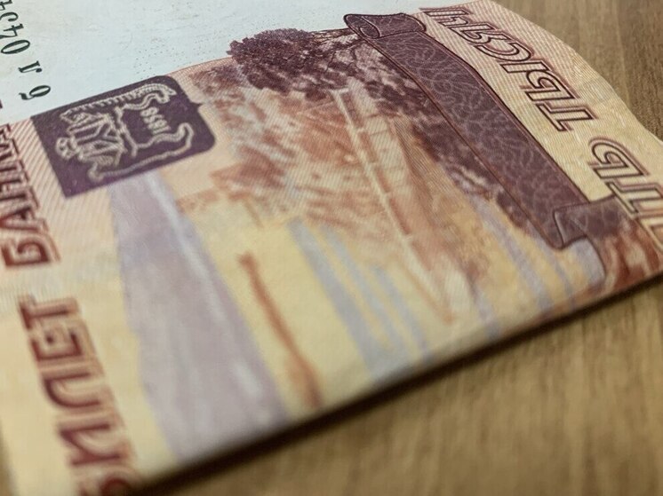 В Липецке улицу Гагарина засыпало пятитысячными купюрами