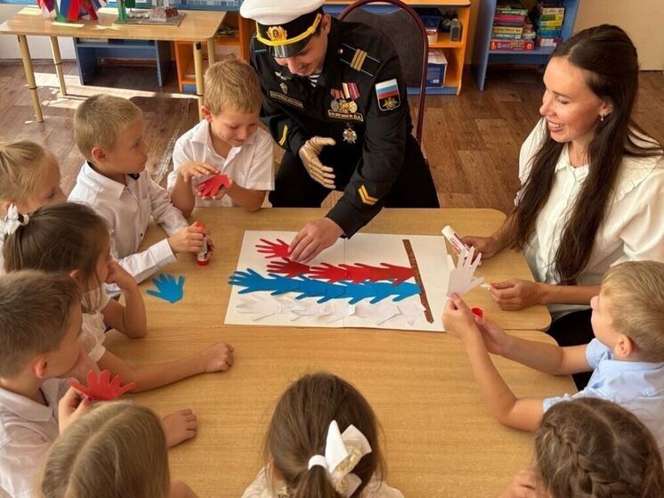 В Ельце Липецкой области «Единая Россия» устроила встречу участника СВО с воспитанниками детского сада
