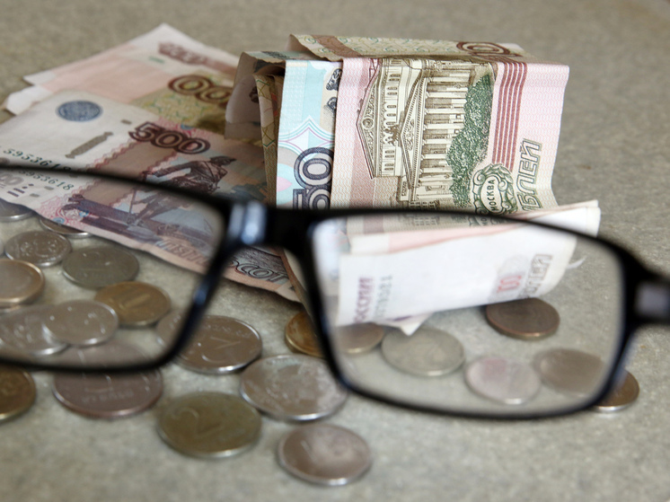 Юрист Черкасов: по закону у должников могут удерживать до 70% пенсии