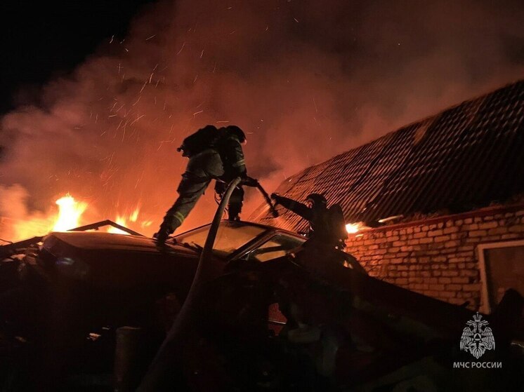 Взрыв прогремел во время тушения пожара в частном секторе Барнаула