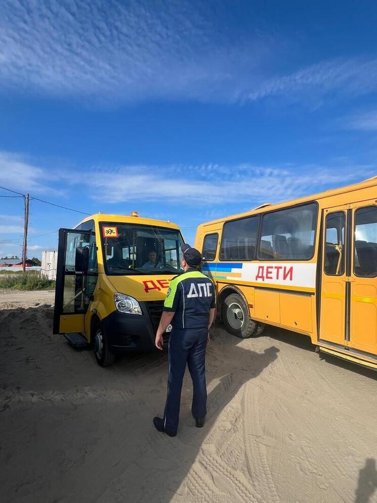 Школьные автобусы проверяет ГАИ перед учебным годом в ЯНАО