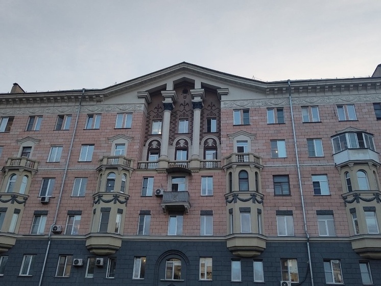 Странные знаки заметили на стене девятиэтажки в Искитиме НСО